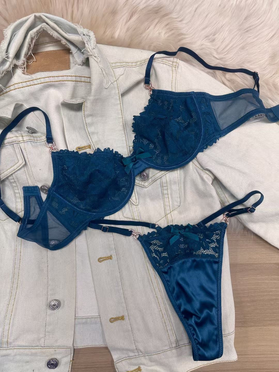 European and American Cross-Border Hot-Selling Sexy Lingerie French Ultra-Thin Large Bust Minimizing Anti-Sagging Lace Bra Set