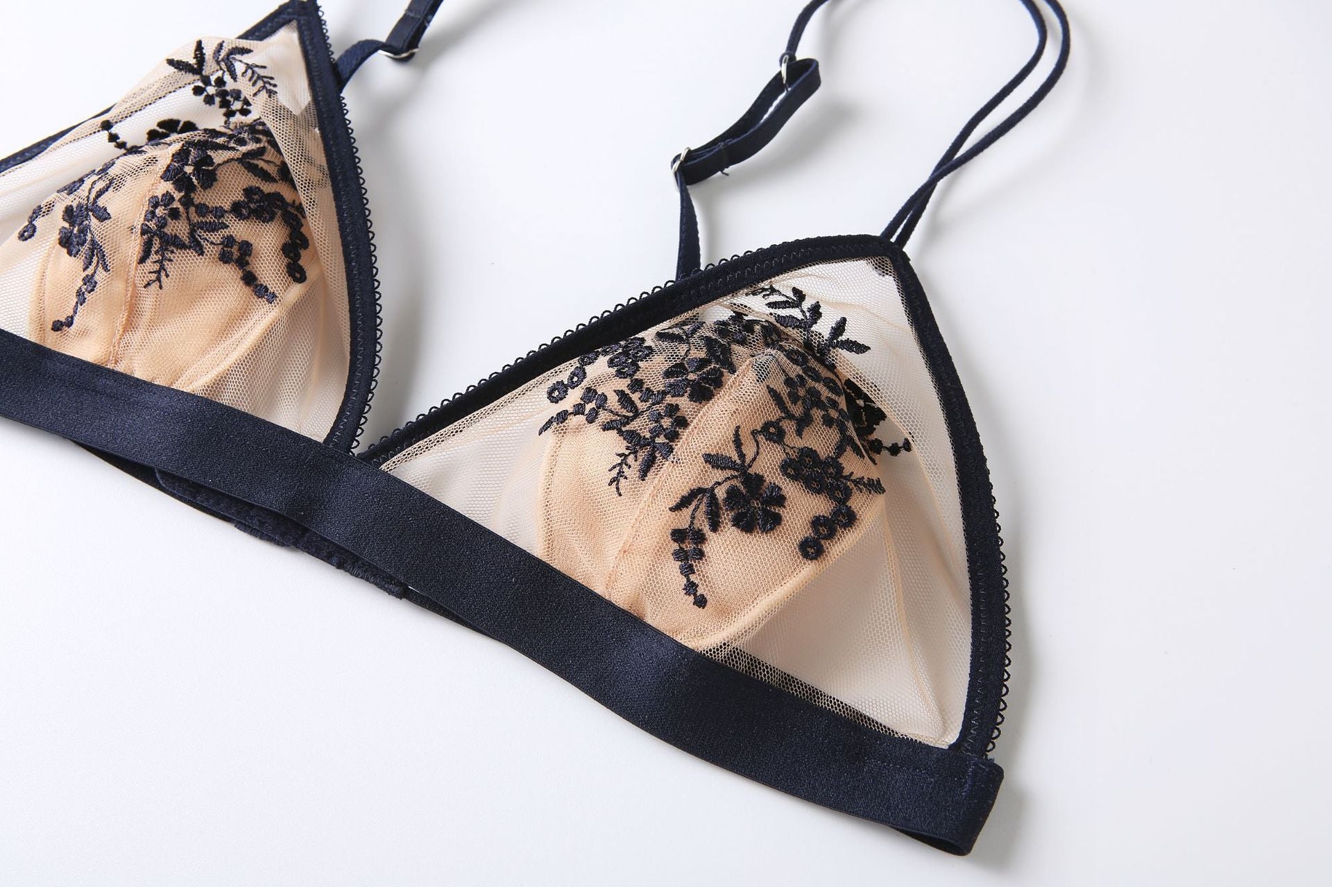 Cross-Border European and American French Style Lingerie Sexy Ultra-Thin See-Through Lace Embroidery Large Bust Minimizer Triangle Cup Bra Set