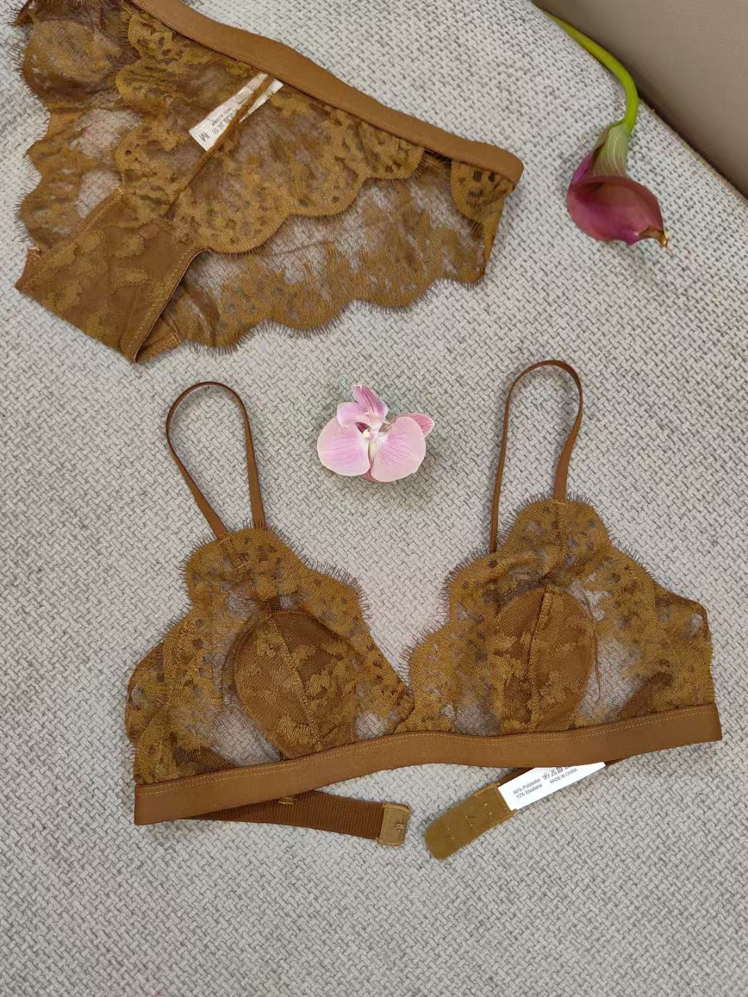 European and American Style French Lingerie for Women, Thin Cotton Eyelash Lace Triangle Cup Wireless Large Bust Minimizer Bra Set