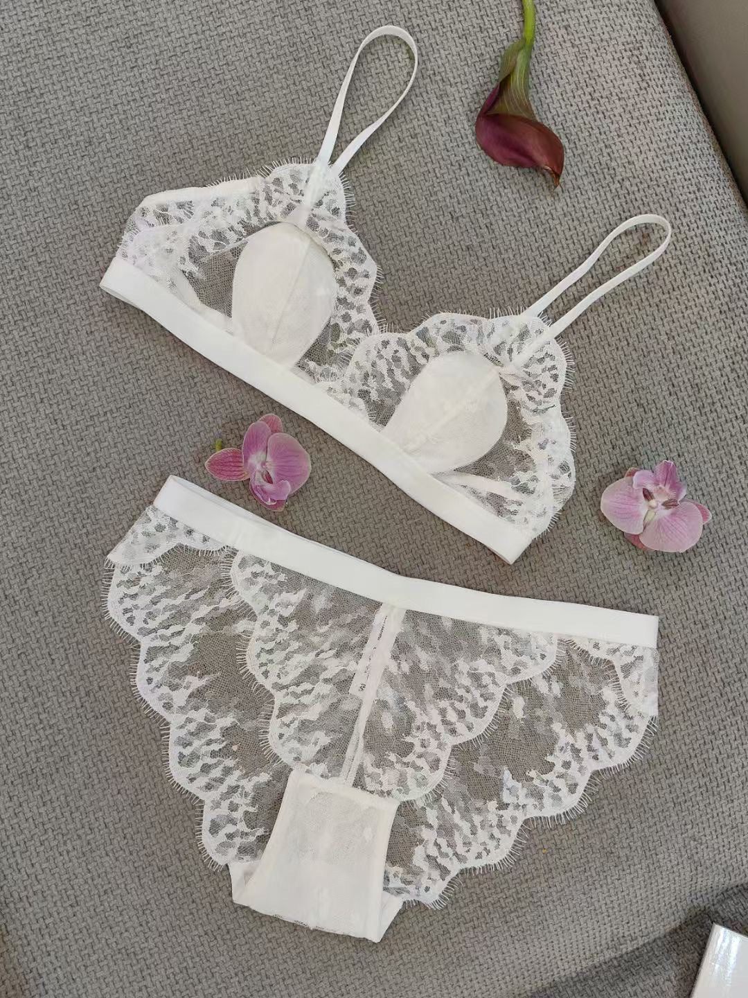 European and American Style French Lingerie for Women, Thin Cotton Eyelash Lace Triangle Cup Wireless Large Bust Minimizer Bra Set