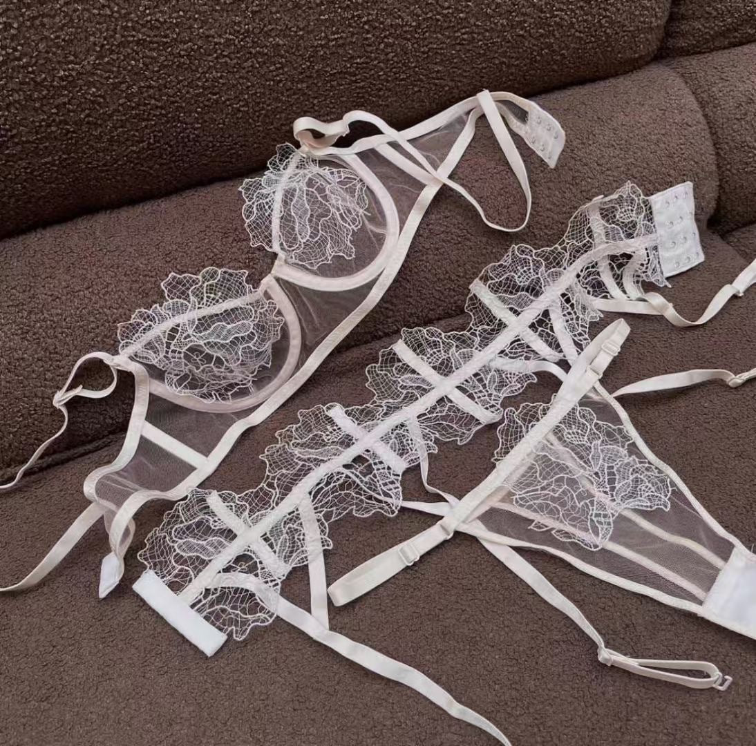 Cross-Border Hot-Selling Sexy Bra See-Through Ultra-Thin Embroidered Lace Big Chest Minimizer Erotic Lingerie Garter Belt Three-Piece Set