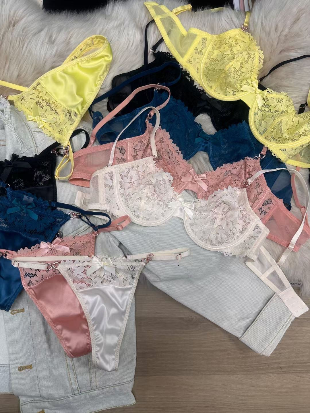 European and American Cross-Border Hot-Selling Sexy Lingerie French Ultra-Thin Large Bust Minimizing Anti-Sagging Lace Bra Set