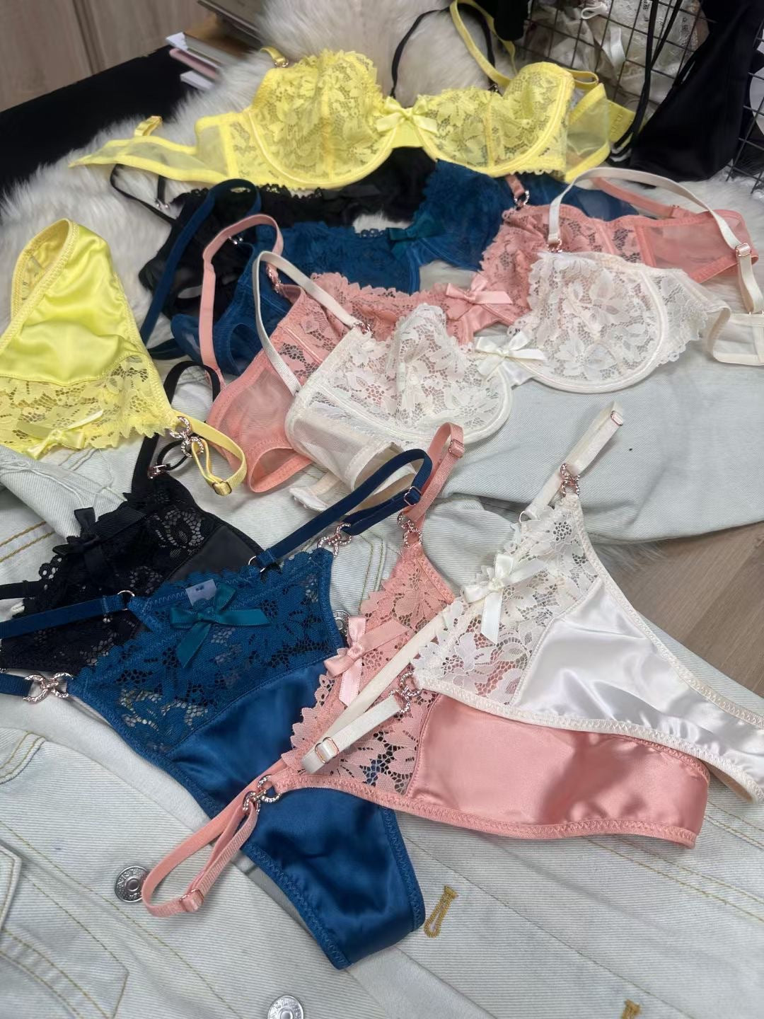 European and American Cross-Border Hot-Selling Sexy Lingerie French Ultra-Thin Large Bust Minimizing Anti-Sagging Lace Bra Set