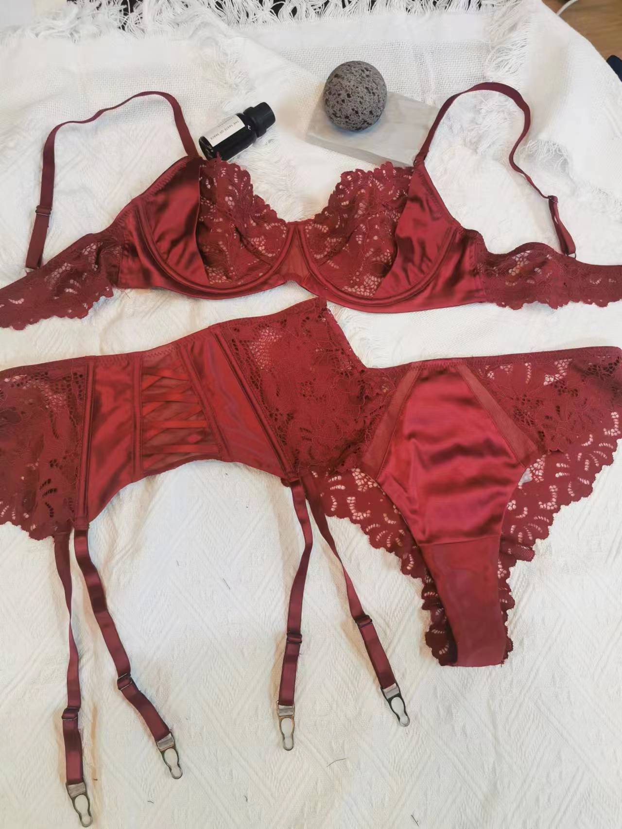 Cross-Border French Style Lingerie Sexy Lace Big Chest Minimizer Side Breast Collection Anti-Sagging Temptation Garter Stockings Bra Three-Piece Set